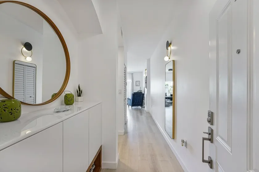 Newly renovated 2/2  apt-2 min walk to the beach and restaurants - Image 1