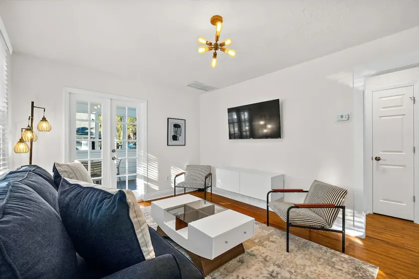 Private Uptown Flat - Walk to Nights of Lights! - Image 1