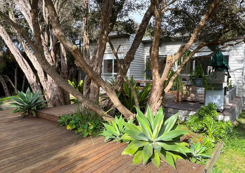 Private Moonah garden with double-deck for relaxing/dining; 15 walk to beach. - Image 1