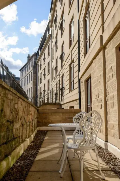 JOIVY Gorgeous Stockbridge Apt With Underground Parking - Image 1