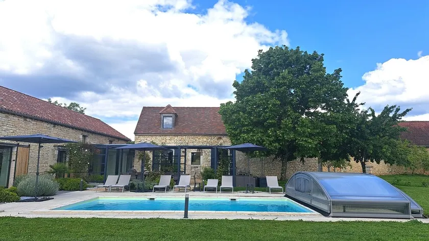 A charming stone house, completely renovated, with a swimming pool; sleeps 12 - Image 1
