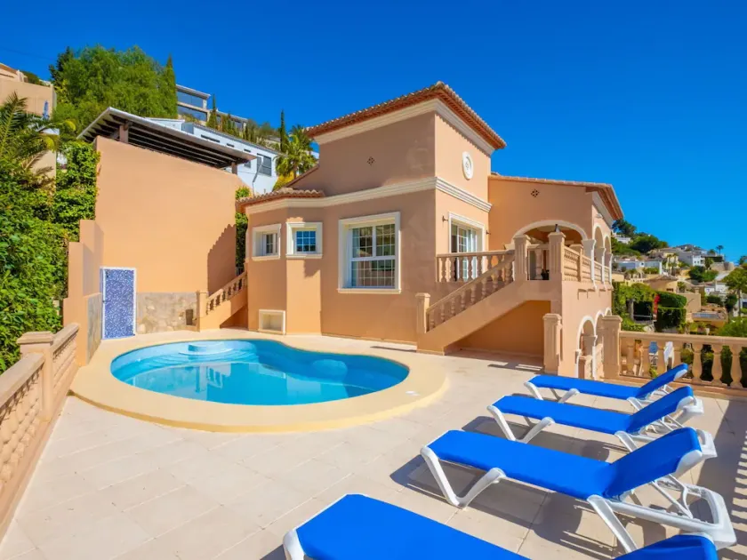 Alleinstehendes Ferienhaus mit  W-LAN, Klimaanlage, privatem Pool, TV, Terrasse, Panoramablick - Image 1