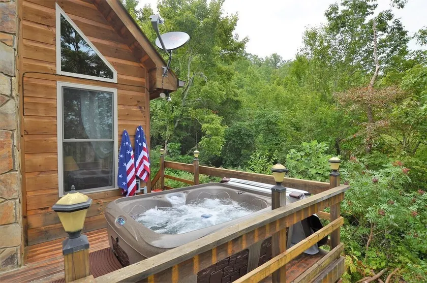 Beautiful, pet friendly secluded cabin with fire place and hot tub. - Image 1