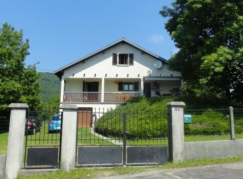 Geräumiges Haus mit großem umzäunten Garten - Image 1
