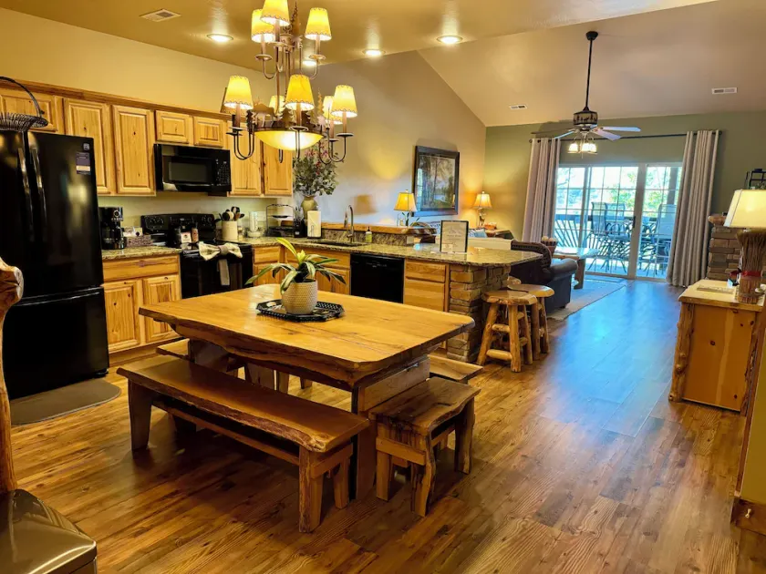 * 3 BR, 2 Bad Lodge Cabin på Table Rock Lake med dock Access - Image 1
