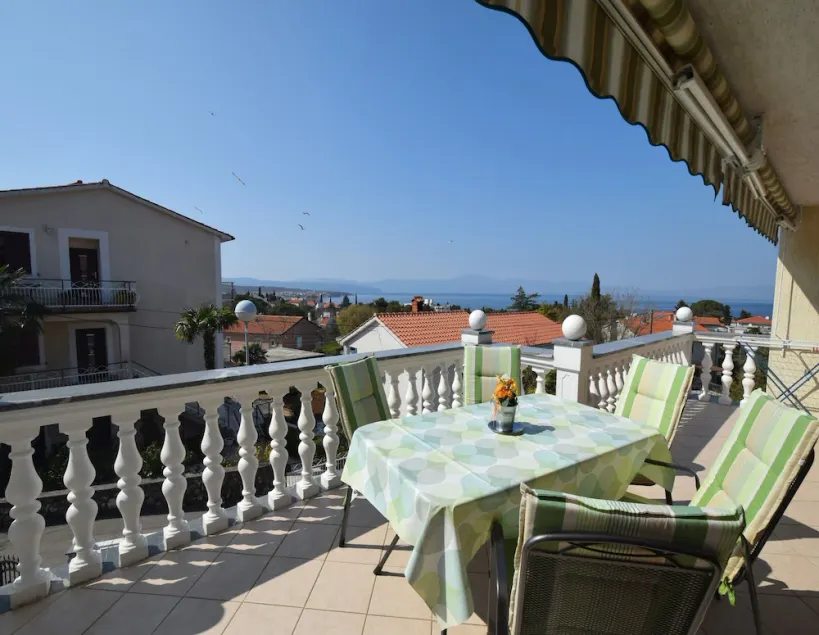 Apartamento para dos personas con terraza y vista al mar Malinska, Krk (A-20417-a) - Image 1