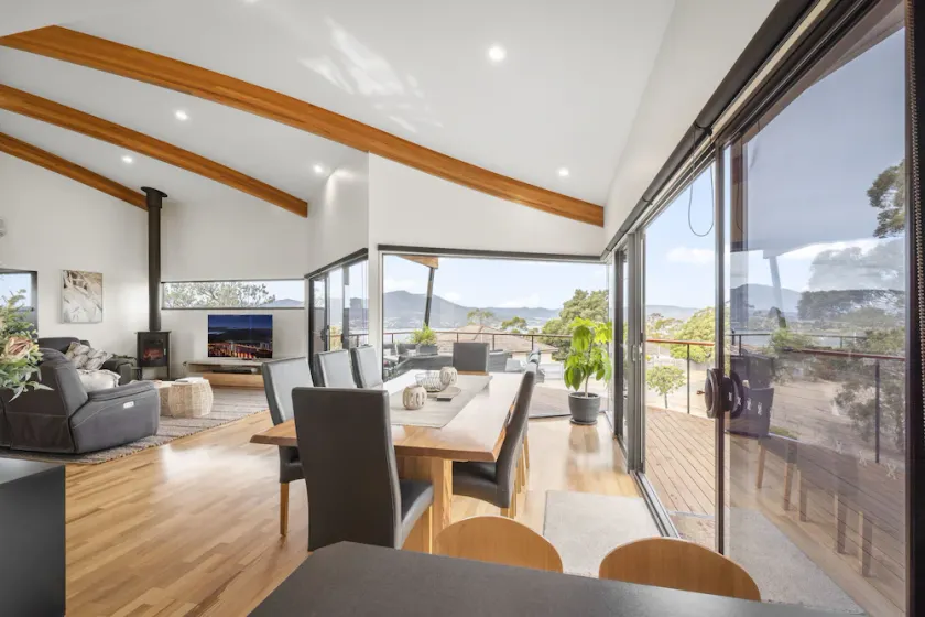 Tree Top Views - Magnificent 4 Bedroom House - 3 Minutes to MONA - Image 1