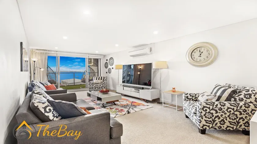 Shoal Bay Apartment one street back from the beach with water views - Image 1