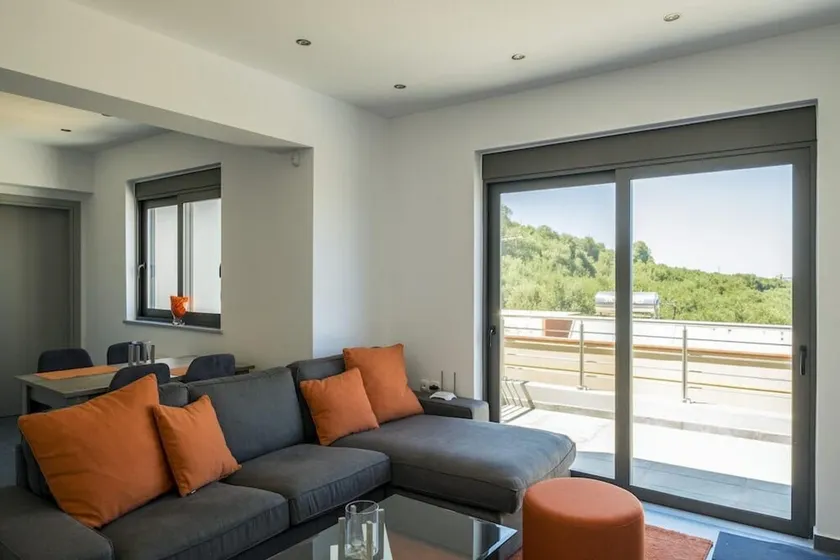 Kayzo Luxury Apartment With Pool - Image 1