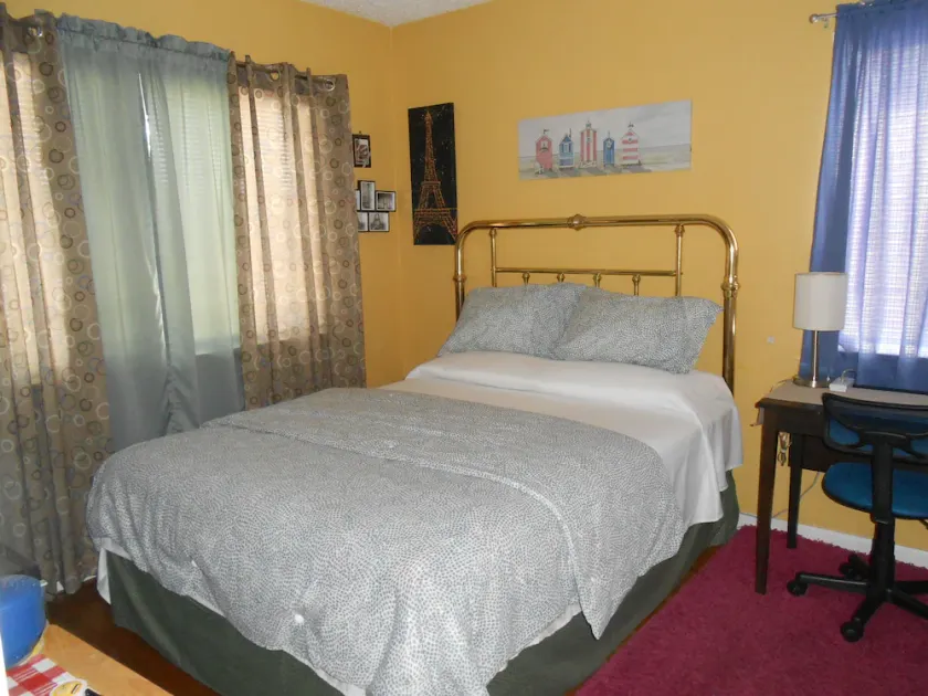 2 Miles Burbank Airport/7 Miles Universal/ Studios/N Hollywood. Cozy Room - Image 1