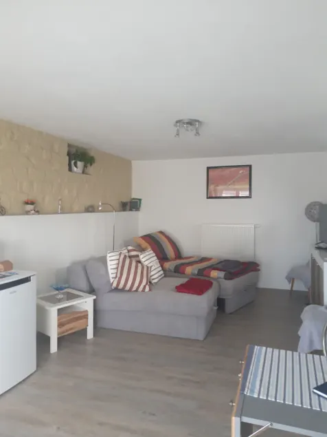 Apartment - centrally located, own parking lot, shopping facilities, - Image 1