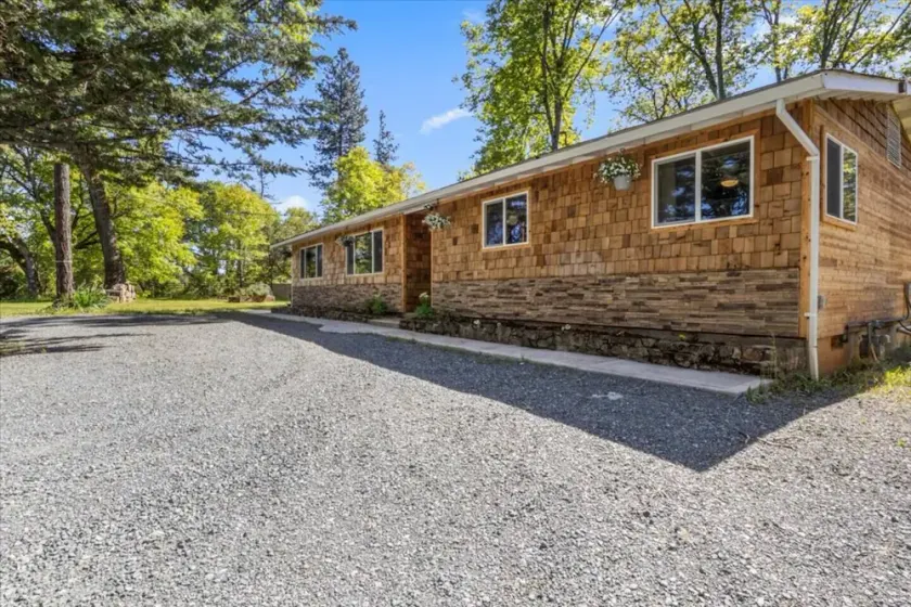 2-Acre Country Retreat with Hot Tub - Image 1