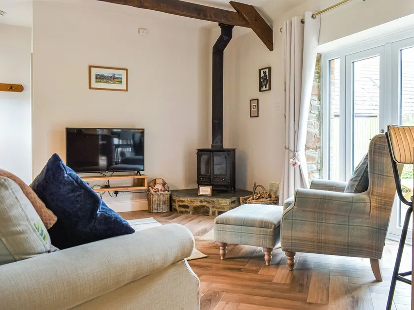 2 bedroom accommodation in Petrockstow - Image 1