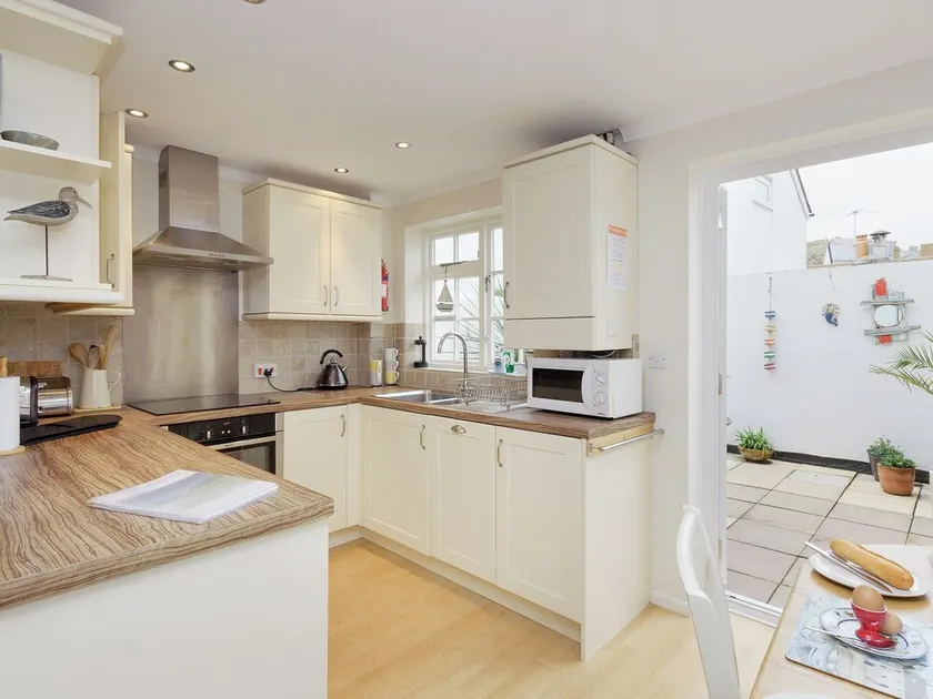 2 bedroom accommodation in Fore St 2 - Image 1