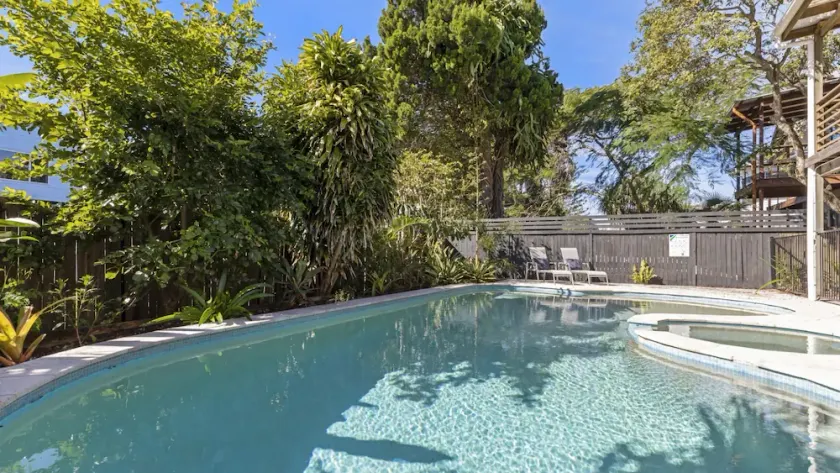 Generous Family Home with 4 Bedrooms, Pool, Pet Friendly - Image 1