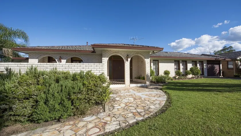 1 Redbank- Self contained house near a Golf Course - Image 1