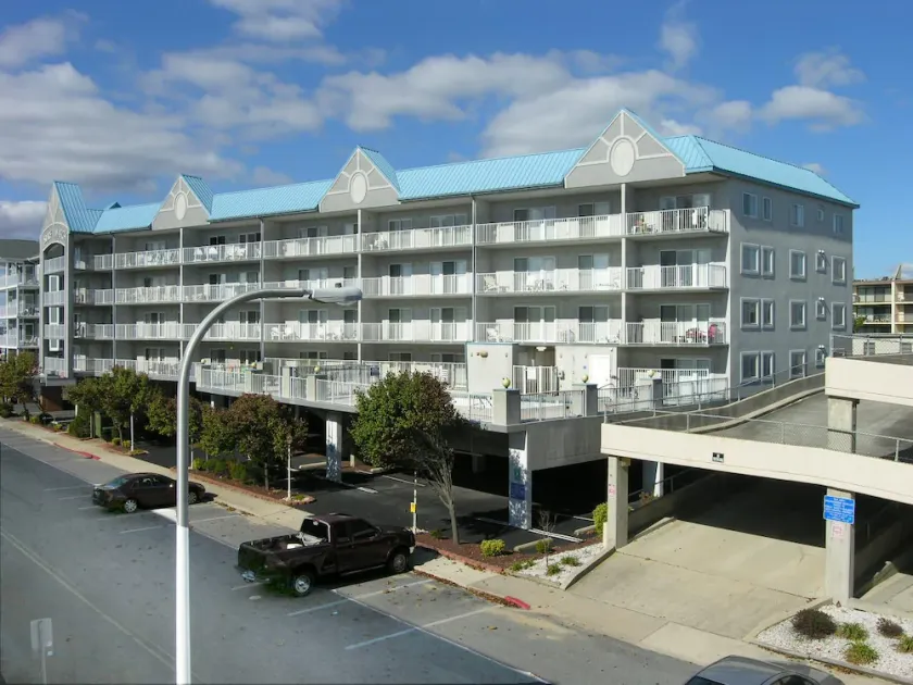 Beautiful south side light and bright 3 BD condo with outdoor pool and free WiFi located in Midtown and just steps to beach. Life at the Shore by Shoreline Properties - Image 1