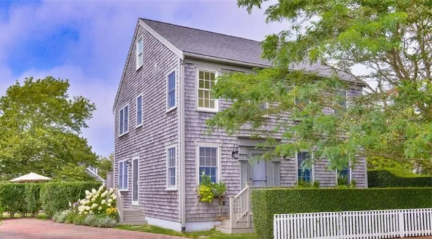 Luxurious Island Escape: Spacious, Ideally Located Near Surfside Beaches & Town - Image 1