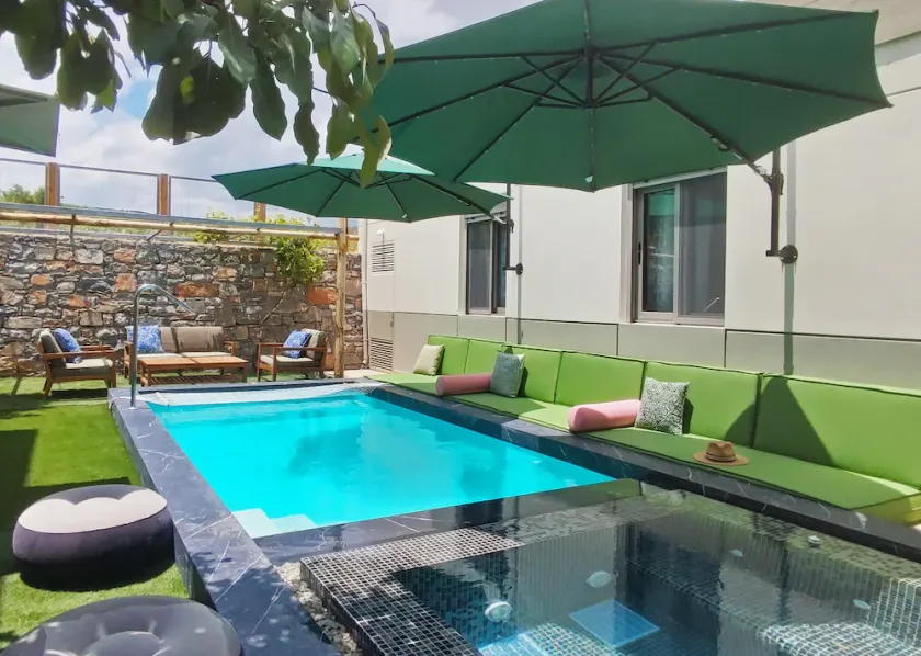 Country-chic delux villa with poolyard for all-day fun & 5 star amenities - Image 1