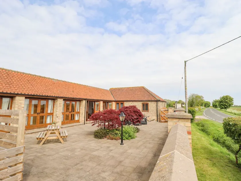 BARN COTTAGE, pet friendly, character holiday cottage in Alford - Image 1