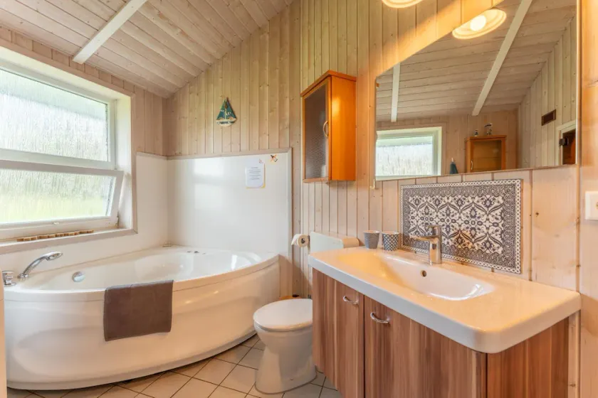 12 Personen Familienferienhaus mit Sauna, Whirlpool, zwei Duschen und Toiletten, Kaminofen und Kanu in 1. Reihe zum See mit wundervollem Seeblick in Otterndorf - Image 1