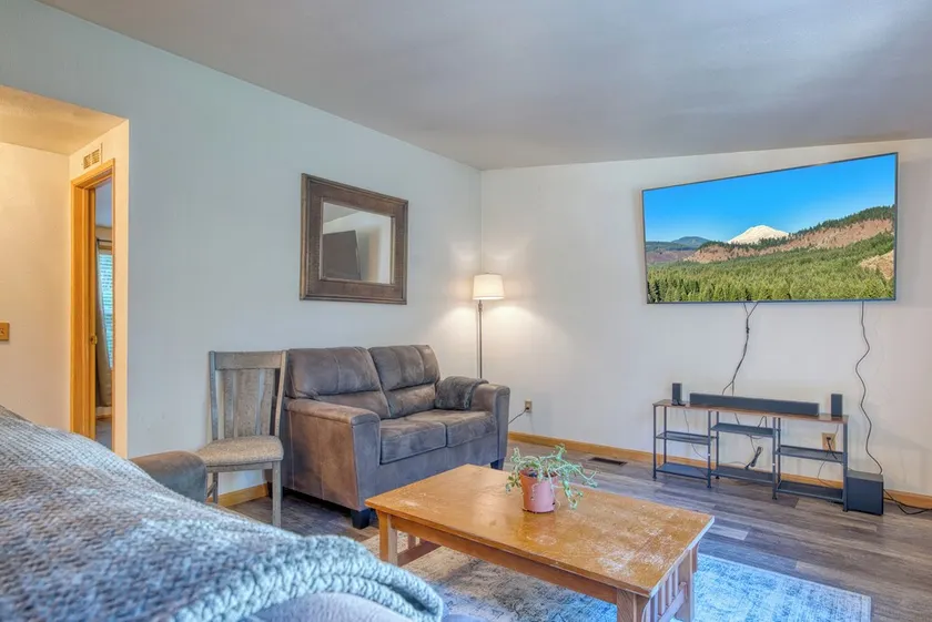 Hvid laks River House - Image 1