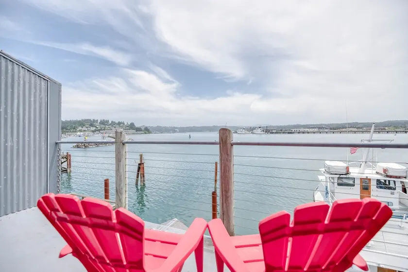 Bayfront Studio Boasts Bay and Ocean View Spa Tub, Fireplace, and Private Deck! - Image 1