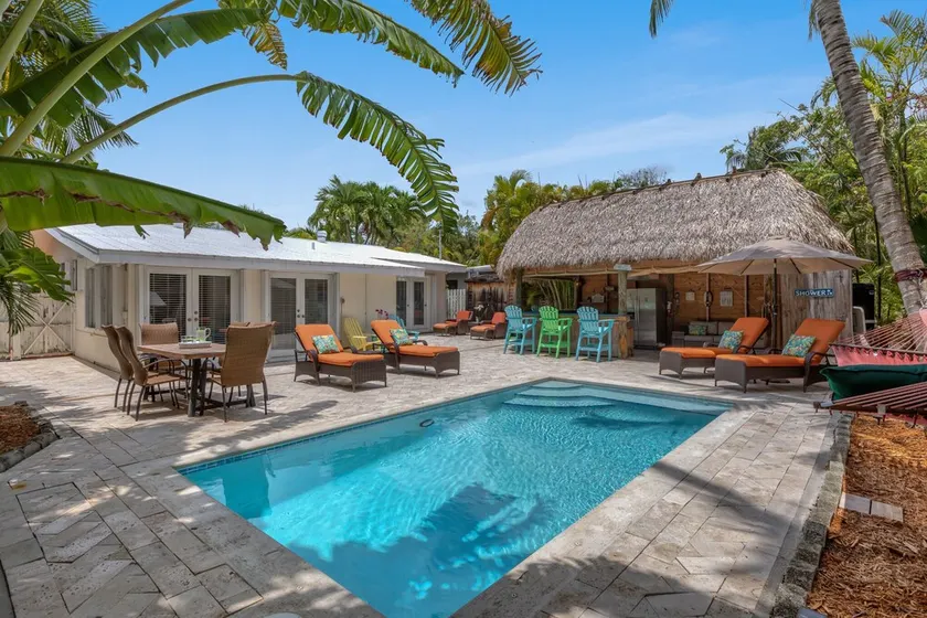 FLAMINGO ROSE ~ Midtown 3 Bedroom, 2 Bathroom Home w/ Pool & Parking! - Image 1