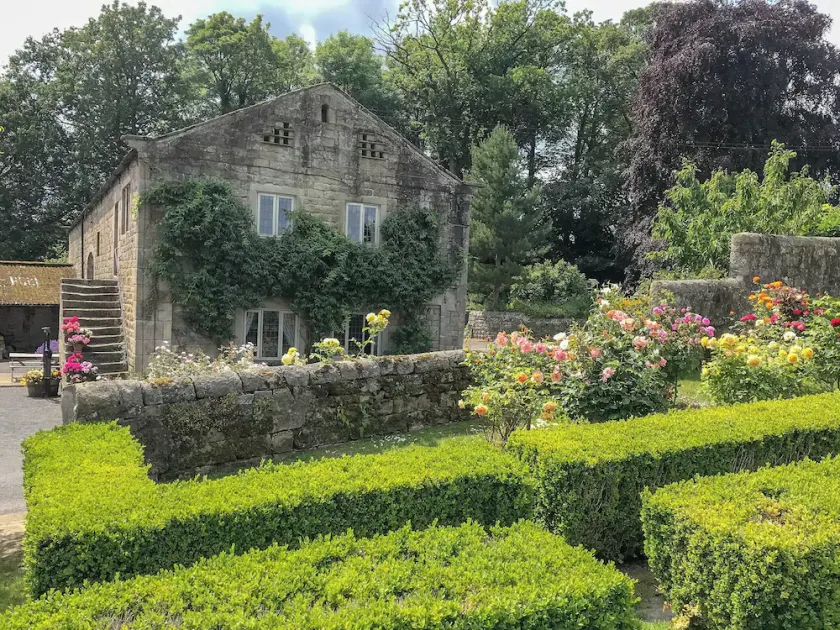2 bedroom accommodation in Harrogate - Image 1