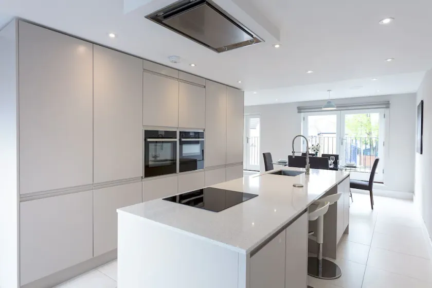 Immaculate Central Windsor Town House with parking - Image 1