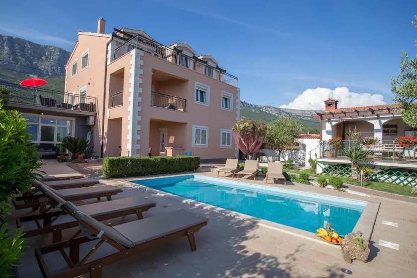 Hermosa villa, piscina climatizada, chimenea, traslado gratuito al aeropuerto, auto en casa - Image 1
