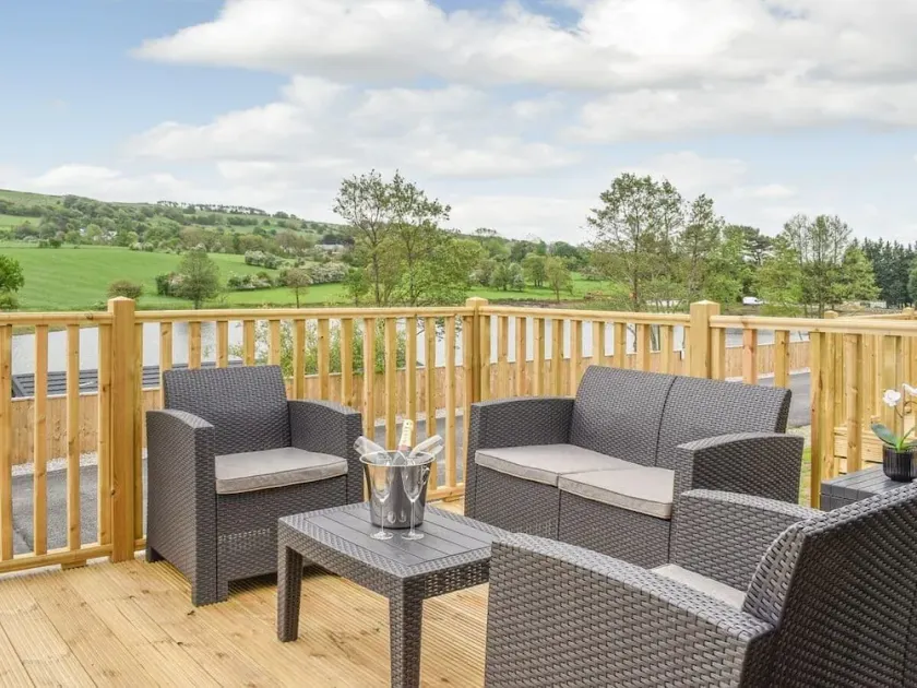 Luxury 2 bedroom, pet-friendly lodge on the side of a beautiful fishing lake. - Image 1