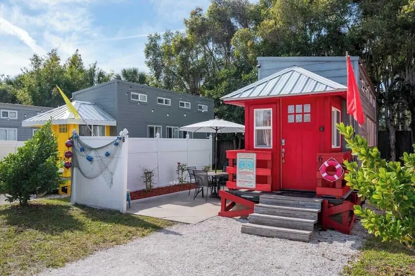 Red Lifeguard Stand - Vivre grand dans une petite maison avec WiFi gratuit - Image 1