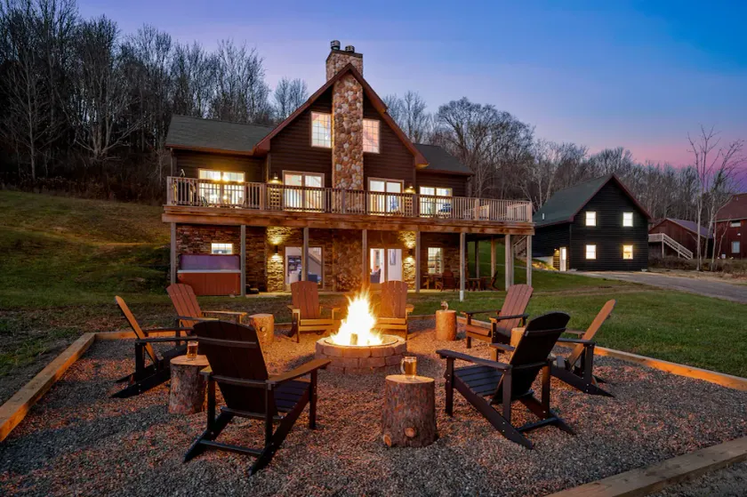 New & Stunning Chalet! Reno'd, Hot-Tub, Barrel Sauna, Slope Views, Fire Pit - Image 1