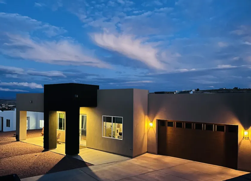 Relax & Unwind in a Newer Home with Breathtaking Lake Powell Views - Image 1