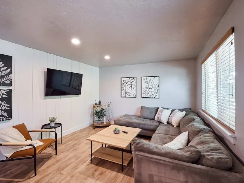 Quiet Neighborhood, Near Grocery Stores & More! Easy Check In, 5 Min To Airport! - Image 1