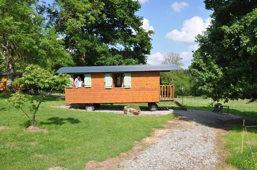 Traileren charmerende Peyrat Nonière på marken med Château-dam fiskeri - Image 1