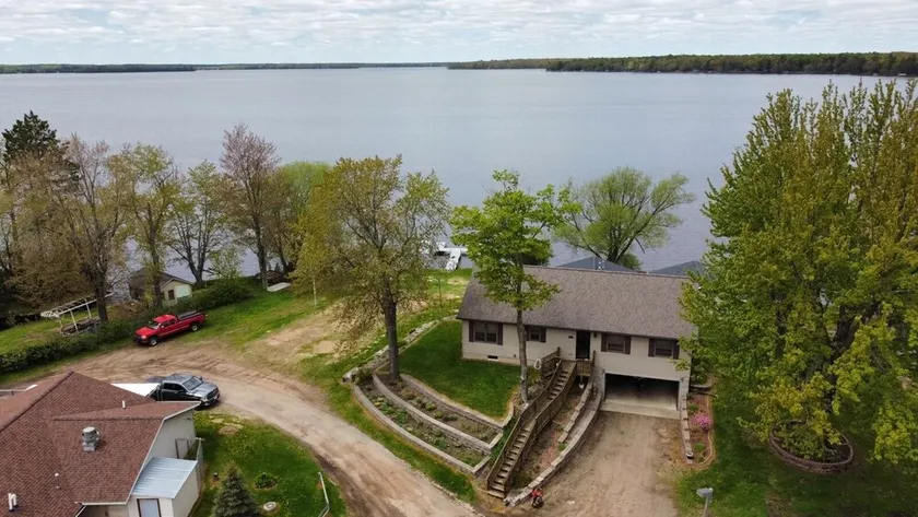 Waterfront home - Image 1