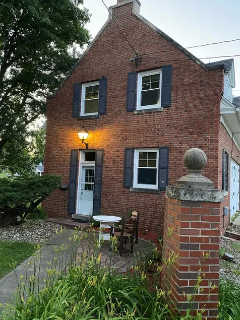 Historic Steckel carriage house with picturesque landscaping - Image 1