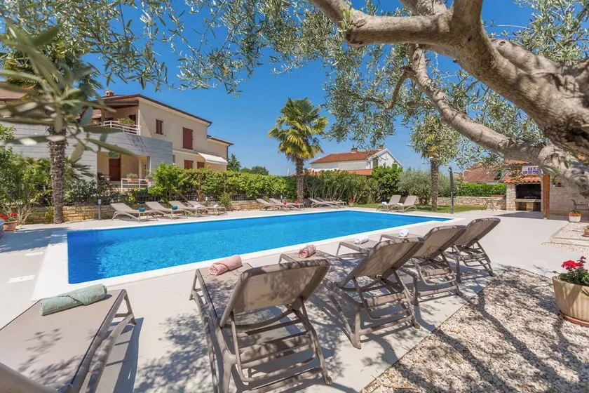 Holiday apartment with pool use and air conditioning - Image 1