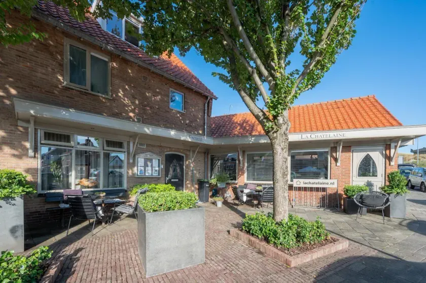 Spacious holiday home in the center of Egmond aan Zee - Image 1