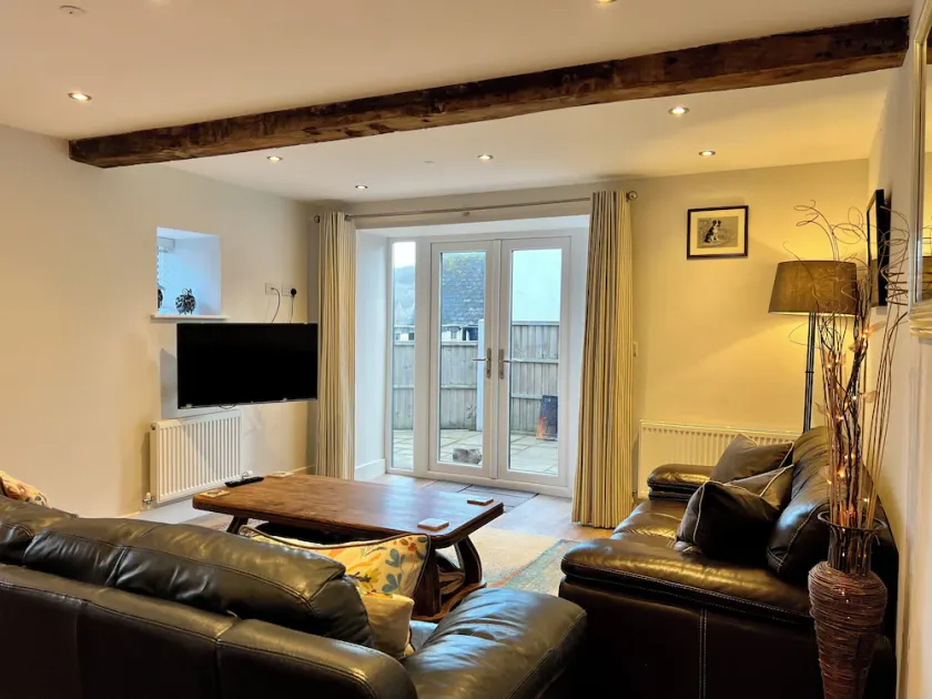 Cottage - Sleeps 6 - Garden & Parking - Image 1