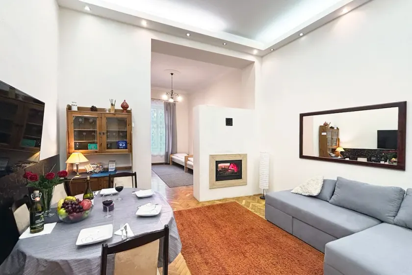 GREAT LOCATION Fireplace Holidays: city center, spacious, groups/family friendly - Image 1