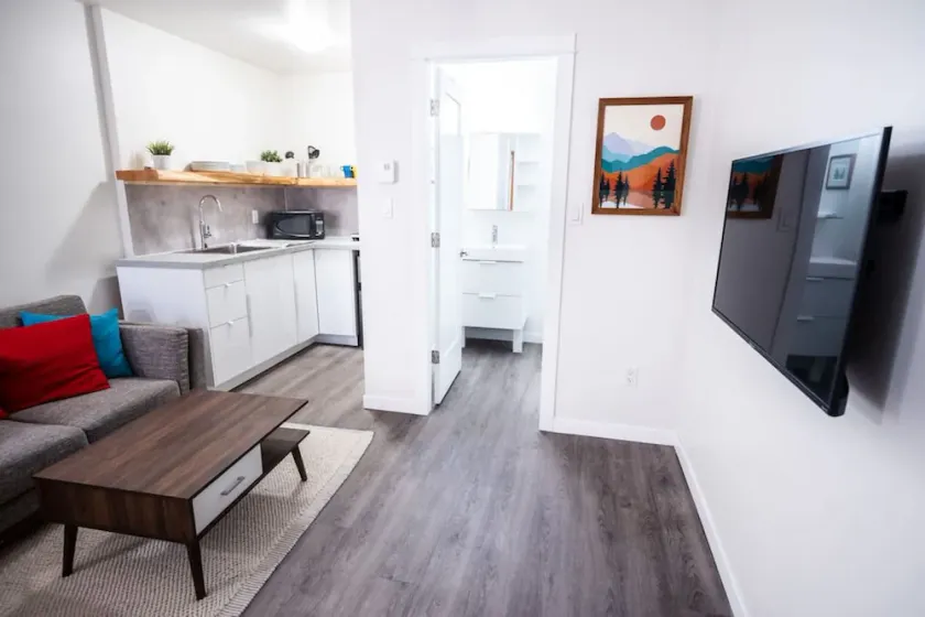 Kingfisher, Newly Renovated Suite on Ocean Inlet - Image 1
