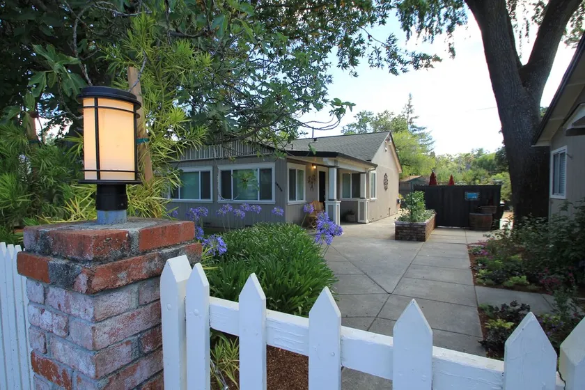 Wine Country Cottage mit 2 Schlafzimmern (mit optionalem Gästehaus mit 1 Schlafzimmer) - Image 1