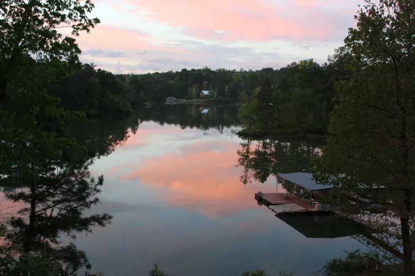 Hannah's Hideaway-3 Miles To Stores, Restaurants, Sleeps 16, No Steps To water! - Image 1