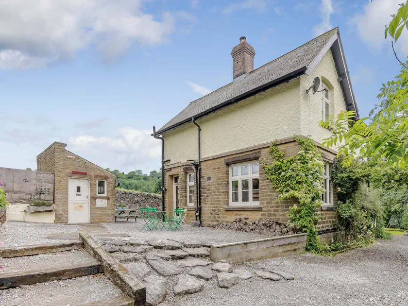 2 bedroom accommodation in Miller&rsquo;s Dale, near Buxton - Image 1