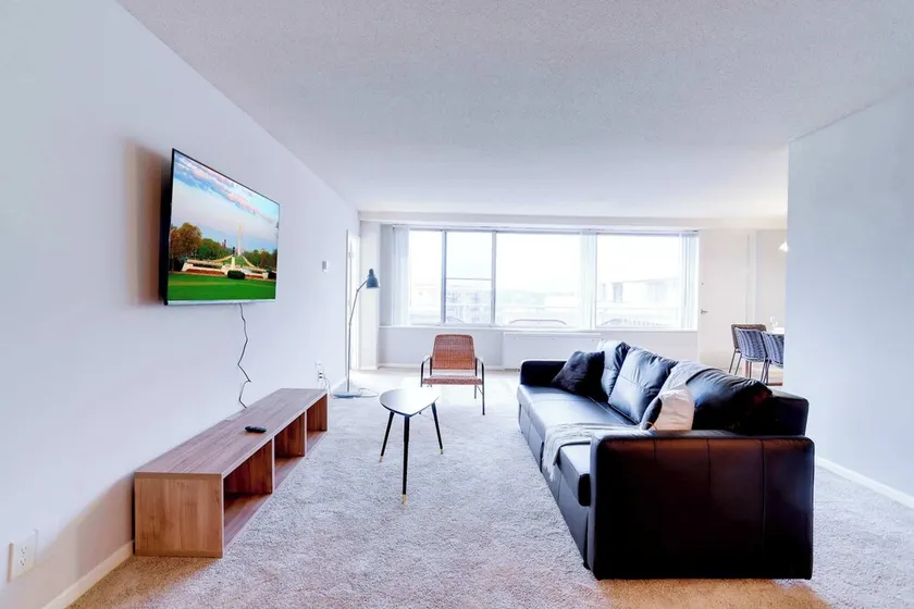 Fantastic 2 BR Apt + Den @Crystal City With Gym - Image 1