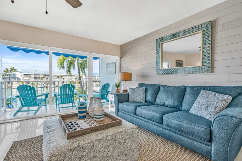 Relaxing townhome in private marina. Pool, tennis & close to Coco Plum Beach. - Image 1
