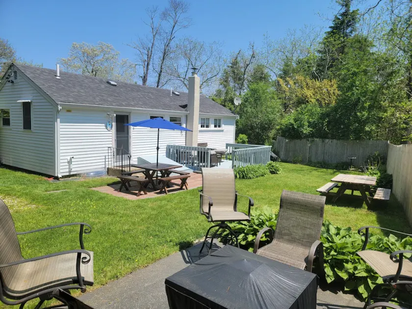Cozy Cottage- Bright, 2 Bedroom- Great Location - Image 1